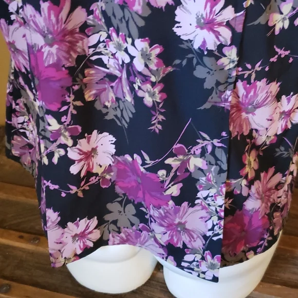 Croft & Barrow Floral short sleeve blouse 💥 - Picture 6 of 7